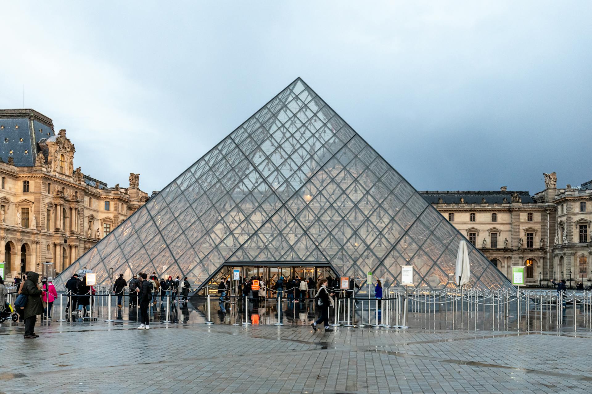 Louvre Queue 