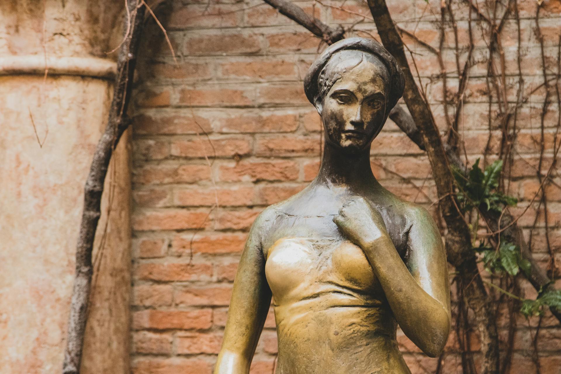 Statue of Juliet in Verona, Italy